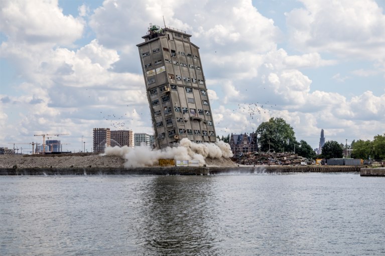 Eerste puin SAMGA-site via het water afgevoerd naar Nederland