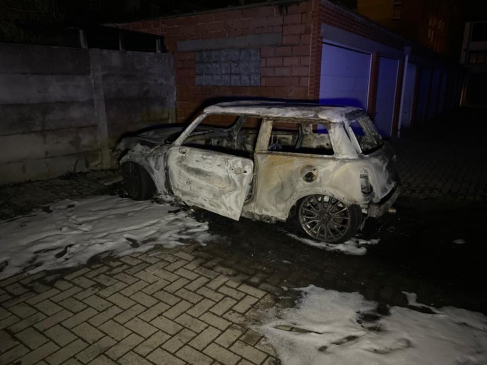 Auto brandt uit in Merksem, kwaad opzet niet uitgesloten