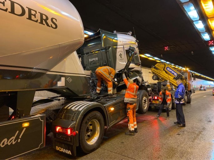 Rijbaan in Kennedytunnel vrijgemaakt na zwaar ongeval: nog steeds heel wat hinder