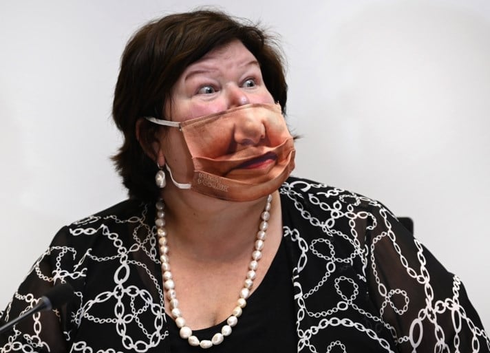 Minister De Block verrast met masker van eigen mond