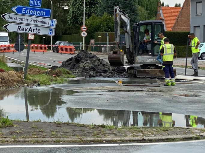 Kruispunt onder water door kapotte waterleiding in Edegem