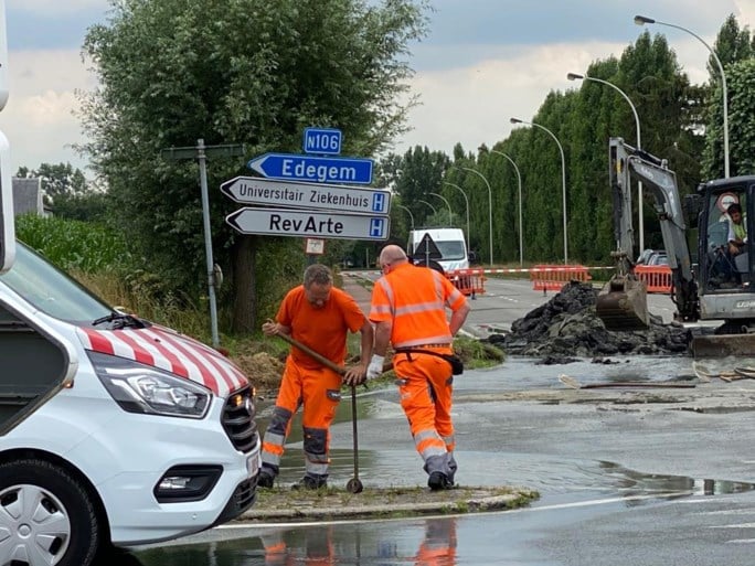 Kruispunt onder water door kapotte waterleiding in Edegem