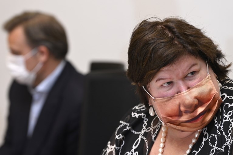Minister De Block verrast met masker van eigen mond