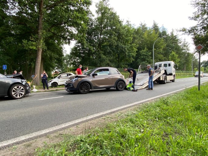 Gewonde en verkeershinder na botsing met drie wagens