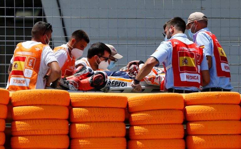 VIDEO. Zesvoudig wereldkampioen MotoGP Marc Marquez loopt breuk in bovenarm op na zware crash