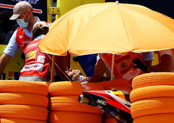 VIDEO. Zesvoudig wereldkampioen MotoGP Marc Marquez loopt breuk in bovenarm op na zware crash