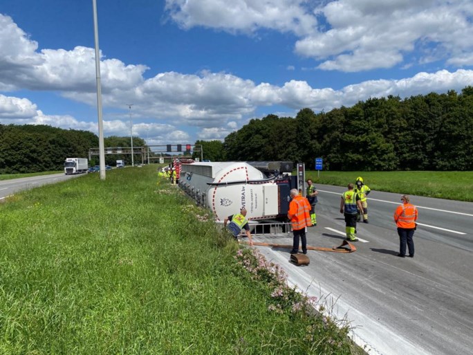 Gekantelde vrachtwagen op Ring recht getakeld, weg vrijgemaakt