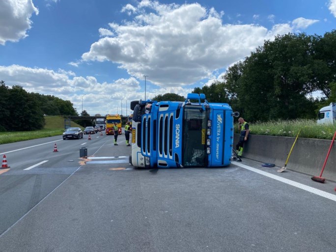 Gekantelde vrachtwagen op Ring recht getakeld, weg vrijgemaakt