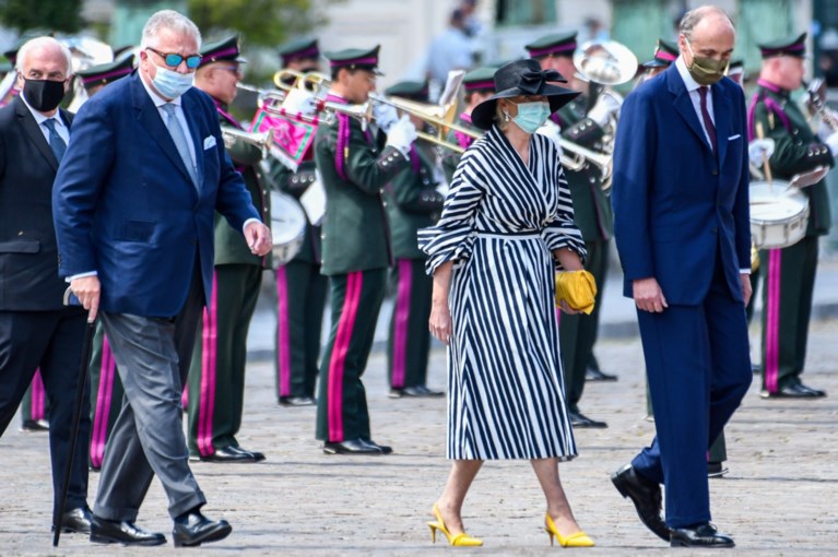 Koningin Mathilde kiest klassiek op onze nationale feestdag, Belgische prinsessen snuisteren in elkaars kleerkast