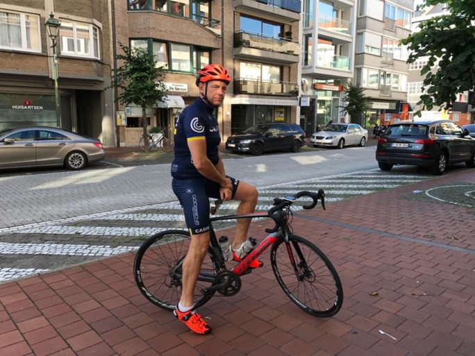 Wielertoerist (58) overleeft val in vaart na frontale botsing met wagen: “Dokters snappen niet hoe ik mij nog op het droge kon hijsen”