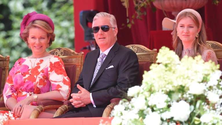 Koningin Mathilde kiest klassiek op onze nationale feestdag, Belgische prinsessen snuisteren in elkaars kleerkast