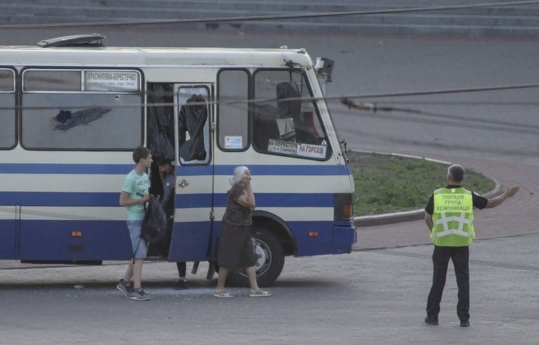 Alle zestien gijzelaars na ruim tien uur bevrijd uit bus in Oekraïne