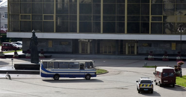 Alle zestien gijzelaars na ruim tien uur bevrijd uit bus in Oekraïne