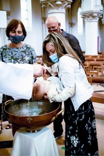 Kleine Milena als eerste gedoopt met mondmasker