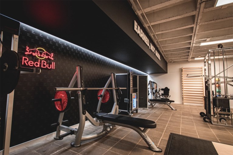 Nafi Thiam zegt ouderwetse garage vaarwel en is dolgelukkig met nieuwe fitnesszaal: “Ongelooflijk!”