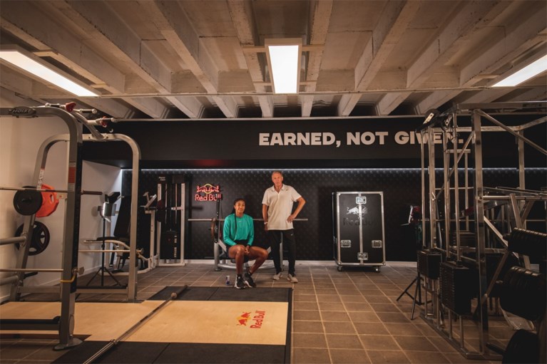 Nafi Thiam zegt ouderwetse garage vaarwel en is dolgelukkig met nieuwe fitnesszaal: “Ongelooflijk!”
