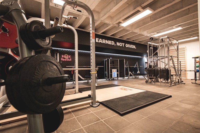 Nafi Thiam zegt ouderwetse garage vaarwel en is dolgelukkig met nieuwe fitnesszaal: “Ongelooflijk!”