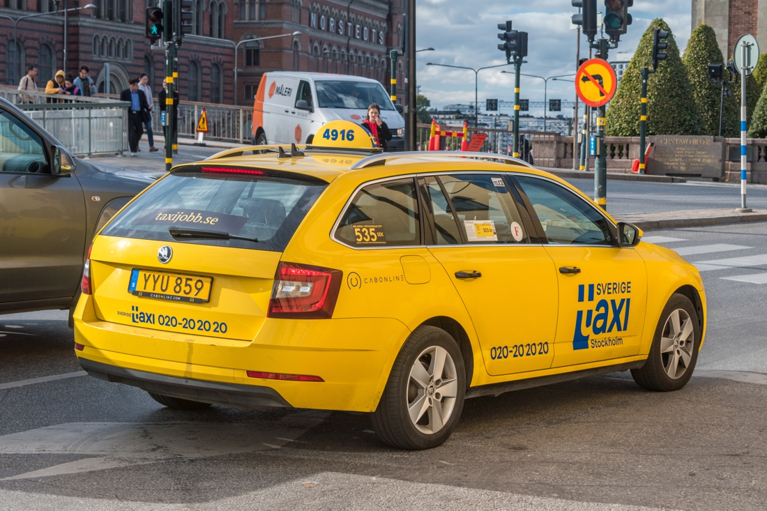 taxi-rijdt-in-op-groep-mensen-in-zweden-het-nieuwsblad