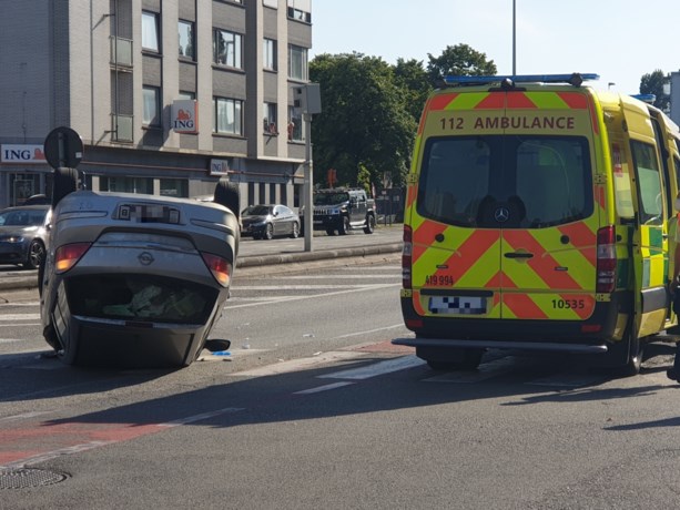 Auto komt op dak terecht (Zelzate) - Het Nieuwsblad