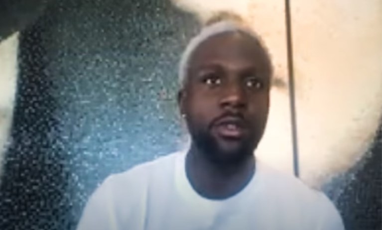 Divock Origi vertelt hallucinant verhaal van vader die hem racistisch uitschold: “Het is nog altijd een beetje pijnlijk om dit te vertellen”