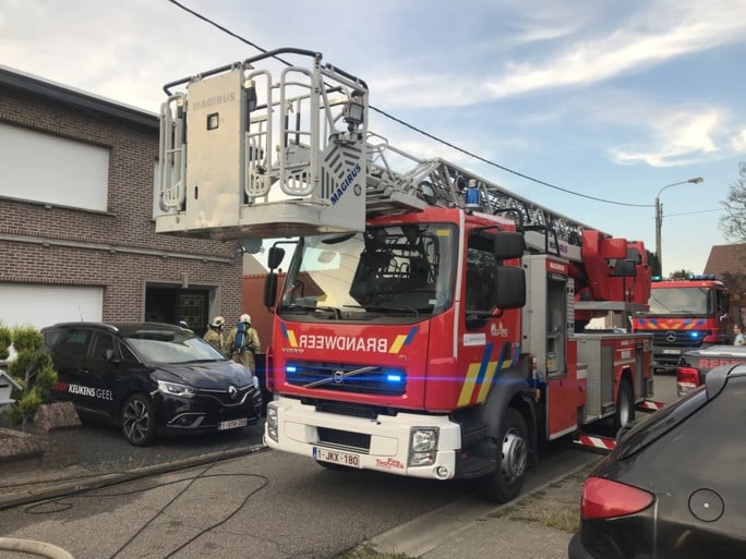 Hitte doet tuinhuis in vlammen opgaan