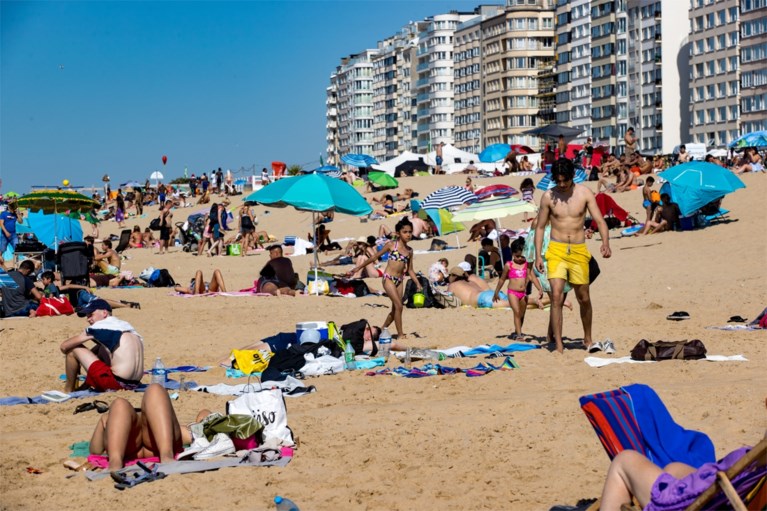Grote drukte op strand in Oostende op hete zomerdag: “Tevreden over spreiding, maar mondmasker dragen blijft een werkpunt”