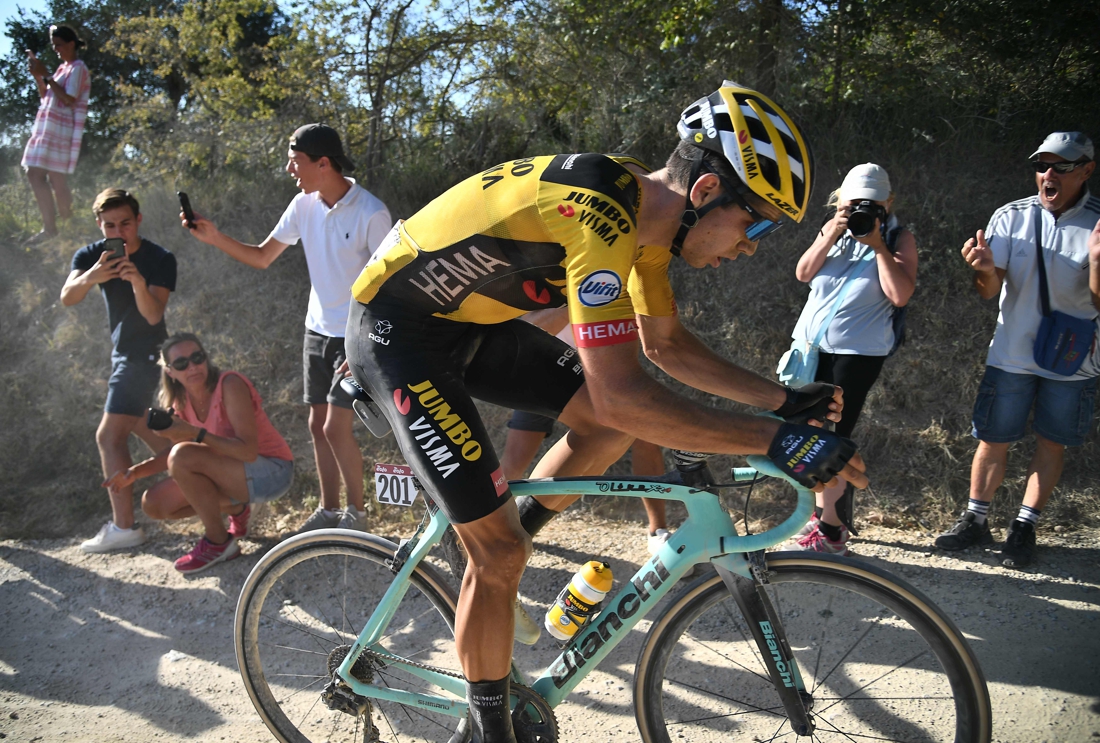 Wat een triomftocht: Wout van Aert wint bloedhete editie van Strade Bianche na machtige demarrage