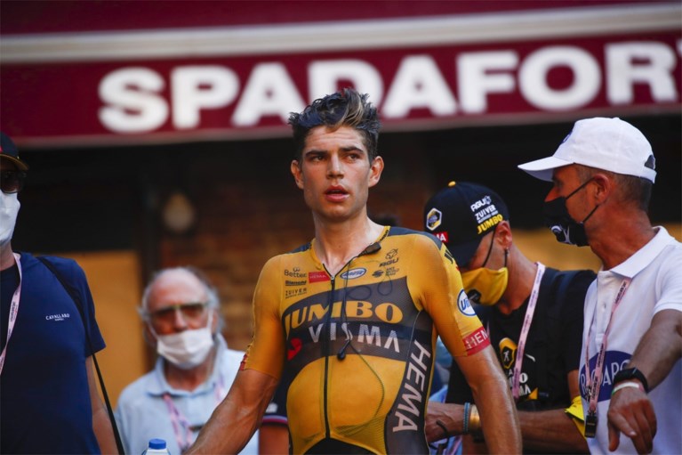 Uitgeputte Wout van Aert zoekt meteen schaduw op na Strade Bianche met temperaturen van rond de 40 graden