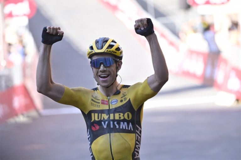 Wout van Aert geniet na van droomzege in Strade Bianche, Mathieu van der Poel likt wonden na materiaalpech