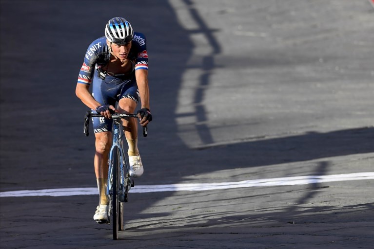 Wout van Aert geniet na van droomzege in Strade Bianche, Mathieu van der Poel likt wonden na materiaalpech