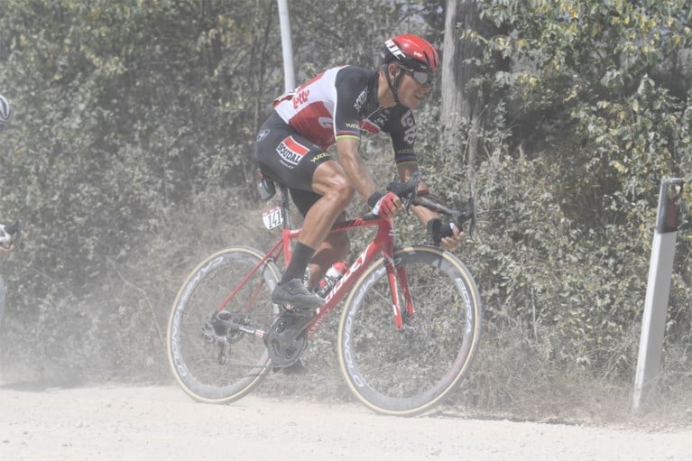 Wout van Aert geniet na van droomzege in Strade Bianche, Mathieu van der Poel likt wonden na materiaalpech