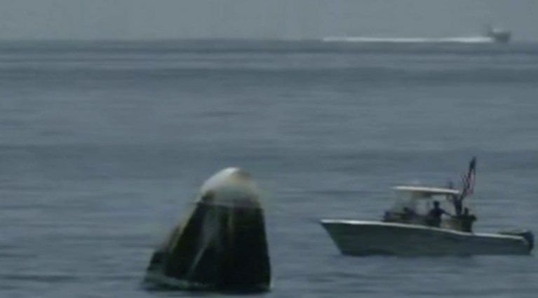 Bemanning eerste commerciële vlucht van SpaceX is terug thuis: geland in Atlantische Oceaan