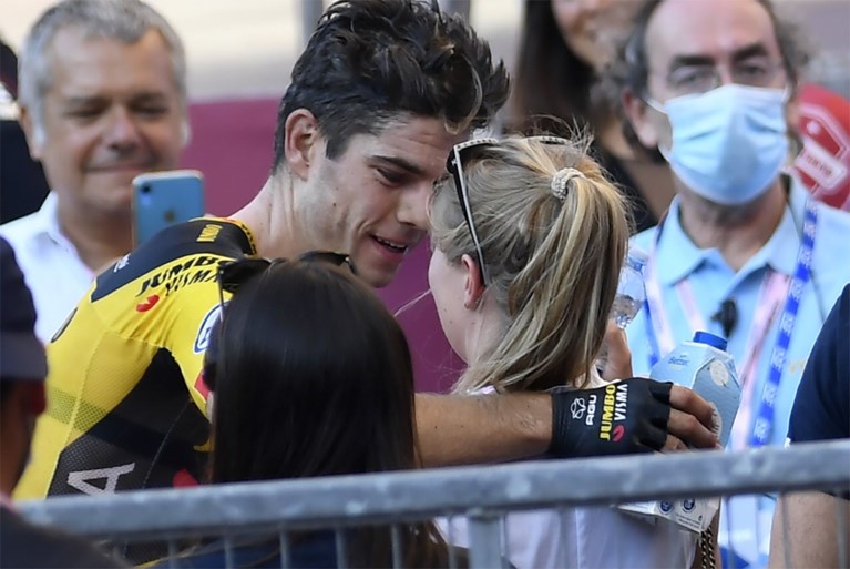 Uitgeputte Wout van Aert zoekt meteen schaduw op na Strade Bianche met temperaturen van rond de 40 graden