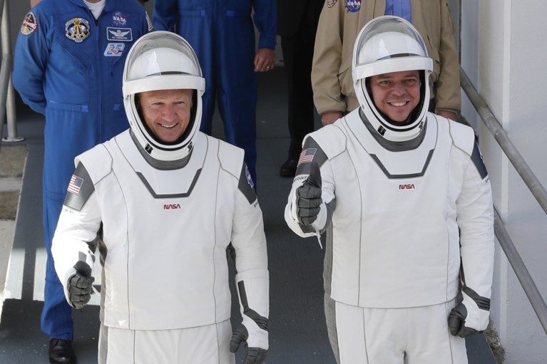 Bemanning eerste commerciële vlucht van SpaceX is terug thuis: geland in Atlantische Oceaan