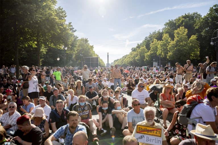 45 agenten gewond na protest tegen coronamaatregelen in ...