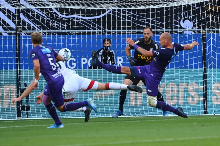 Beerschot klopt overtuigend OH Leuven in prestigeduel en kroont zich tot kampioen van 1B