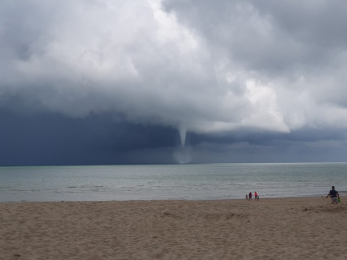 Indrukwekkend fenomeen aan Belgische kust: waterhoos voor strand van Oostduinkerke