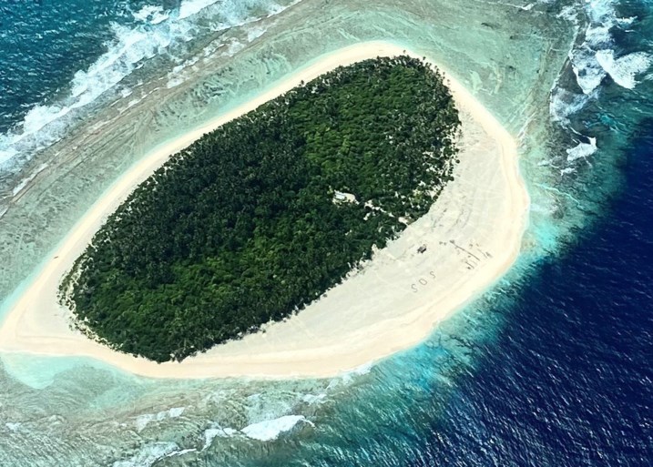 Vermiste matrozen teruggevonden in Micronesië dankzij SOS in het zand