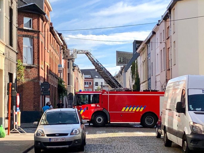 Bewoner uit dakgoot gered na uitslaande brand, moeder en drie kinderen in ziekenhuis