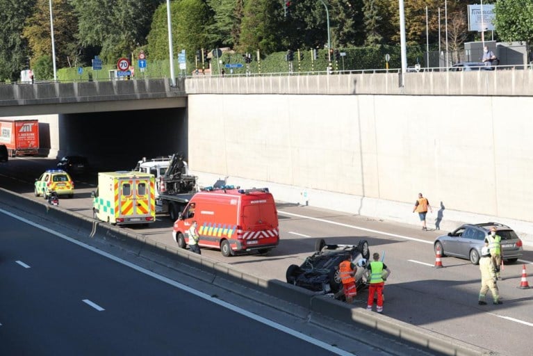 Auto overkop op A12: bestuurster gewond