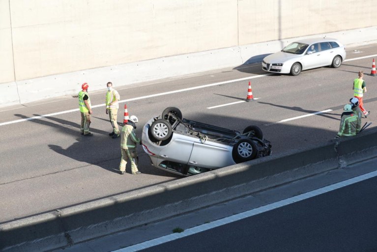 Auto overkop op A12: bestuurster gewond