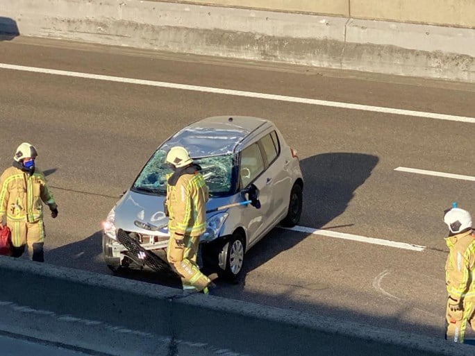 Auto overkop op A12: bestuurster gewond
