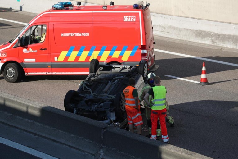 Auto overkop op A12: bestuurster gewond