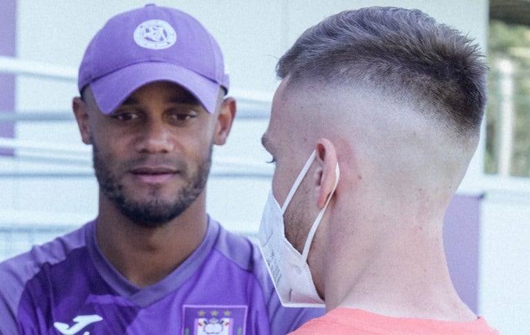 Alexis Saelemaekers brengt zijn oude ploegmaats een bezoekje bij Anderlecht: “Ket met een paars hart”