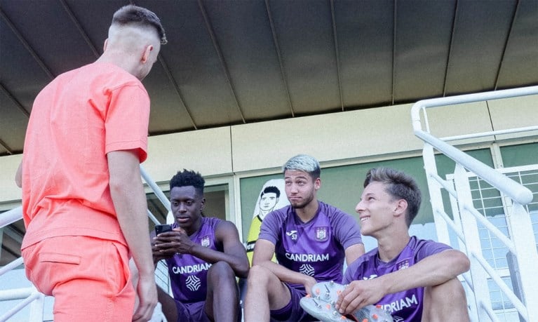 Alexis Saelemaekers brengt zijn oude ploegmaats een bezoekje bij Anderlecht: “Ket met een paars hart”