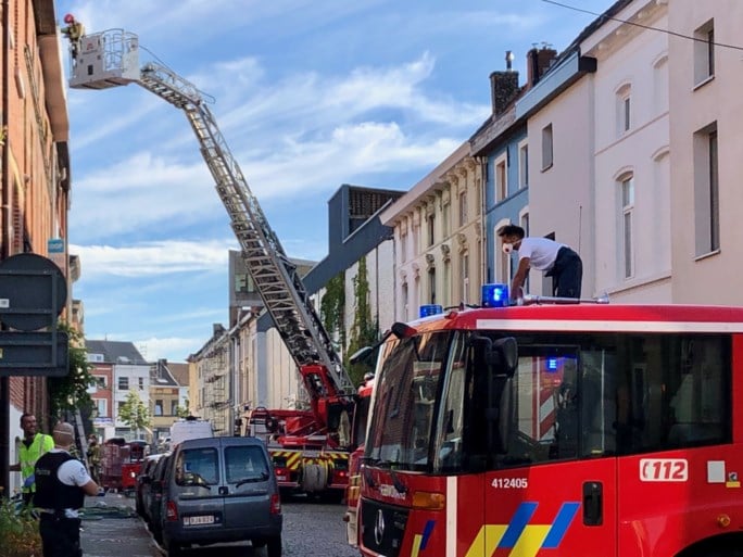 Bewoner uit dakgoot gered na uitslaande brand, moeder en drie kinderen in ziekenhuis