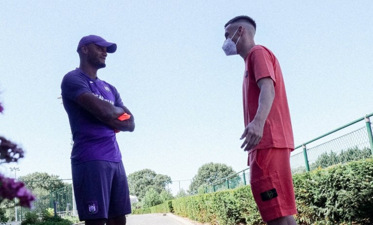 Alexis Saelemaekers brengt zijn oude ploegmaats een bezoekje bij Anderlecht: “Ket met een paars hart”