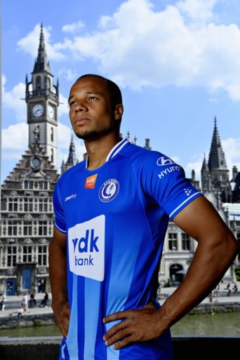 Twee klassieke kleuren en gewaagd oranje: dit zijn de nieuwe shirts van KAA Gent