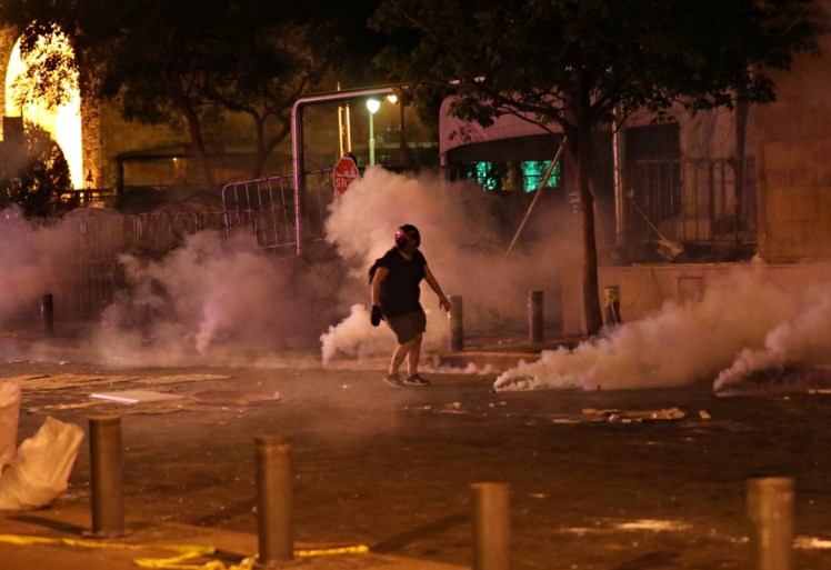 Traangas ingezet tegen betogers in Beiroet, Libanese ambassadrice neemt ontslag
