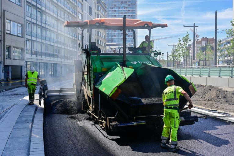 Bouwvakker tijdens een hittegolf: “35 graden? Wij staan de hele dag boven asfalt van 155 graden”